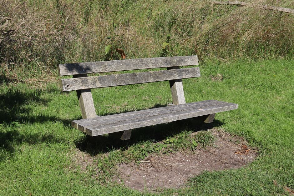 Houten tafel met terracotta decoraties. Houten tafel met terracotta decoraties.