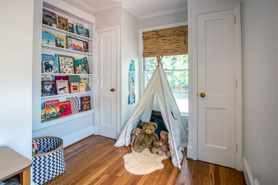 Gezellige leesstudio met planken vol boeken. Gezellige leesstudio met planken vol boeken.